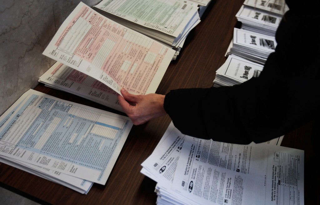 Last-Minute Tax Filers Rush To Finish Returns