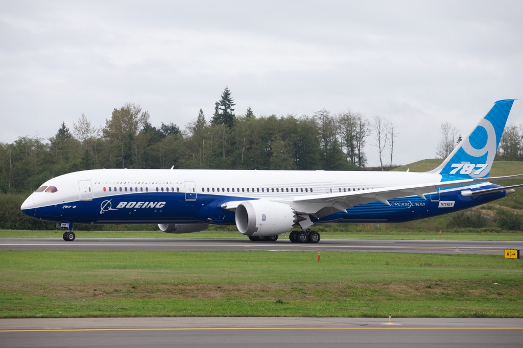 Boeing Test Flies Its Extended Dreamliner 787-9