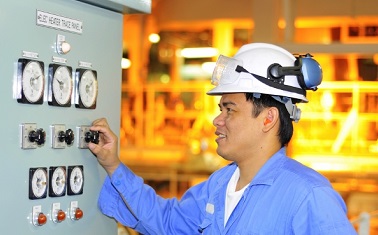 engineer_with_controls_378x235