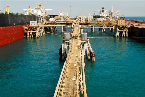 Oil-Tanker-Buildup-at-Basra-Oil-Terminal