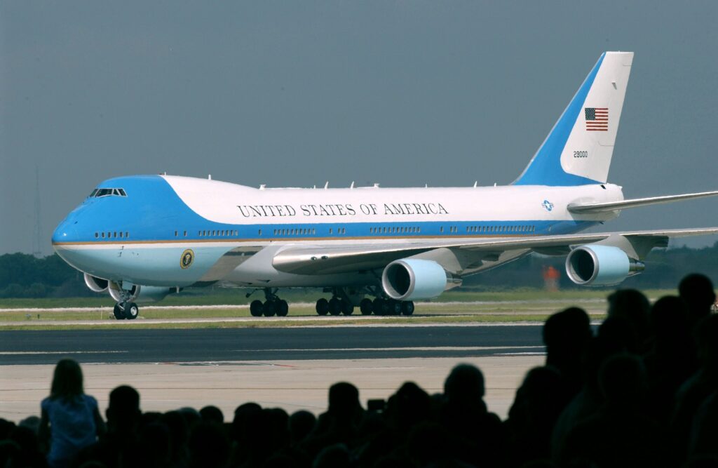 Air Force One replacement tops $2B in charges as Boeing logs new losses -  Breaking Defense