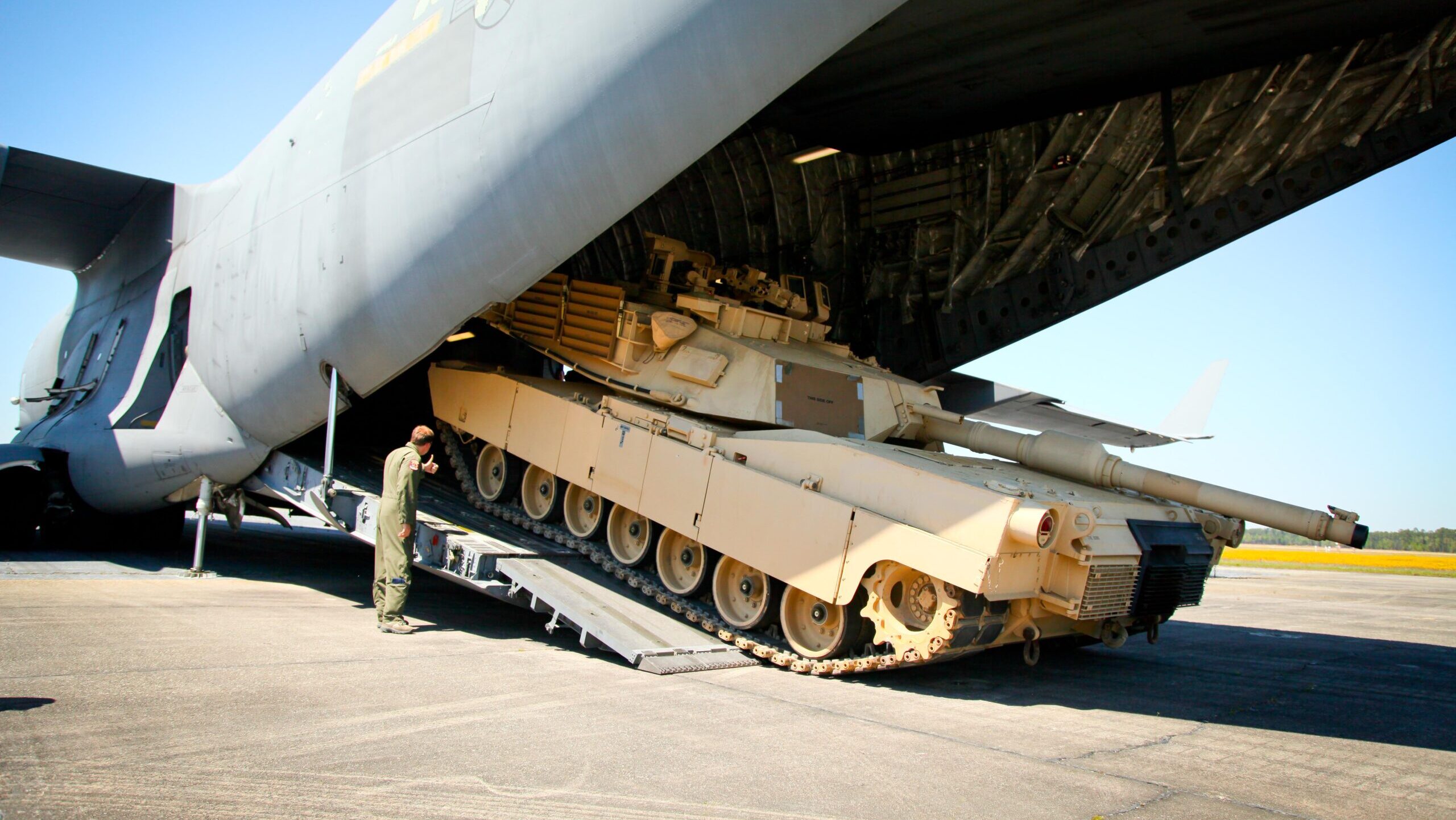 صفقات المبيعات العسكرية الخارجية الأمريكية ارتفعت إلى 80.9 مليار دولار في عام 2023 C-17-unloads-M1-140410-F-IN700-414-scaled-e1706639308299