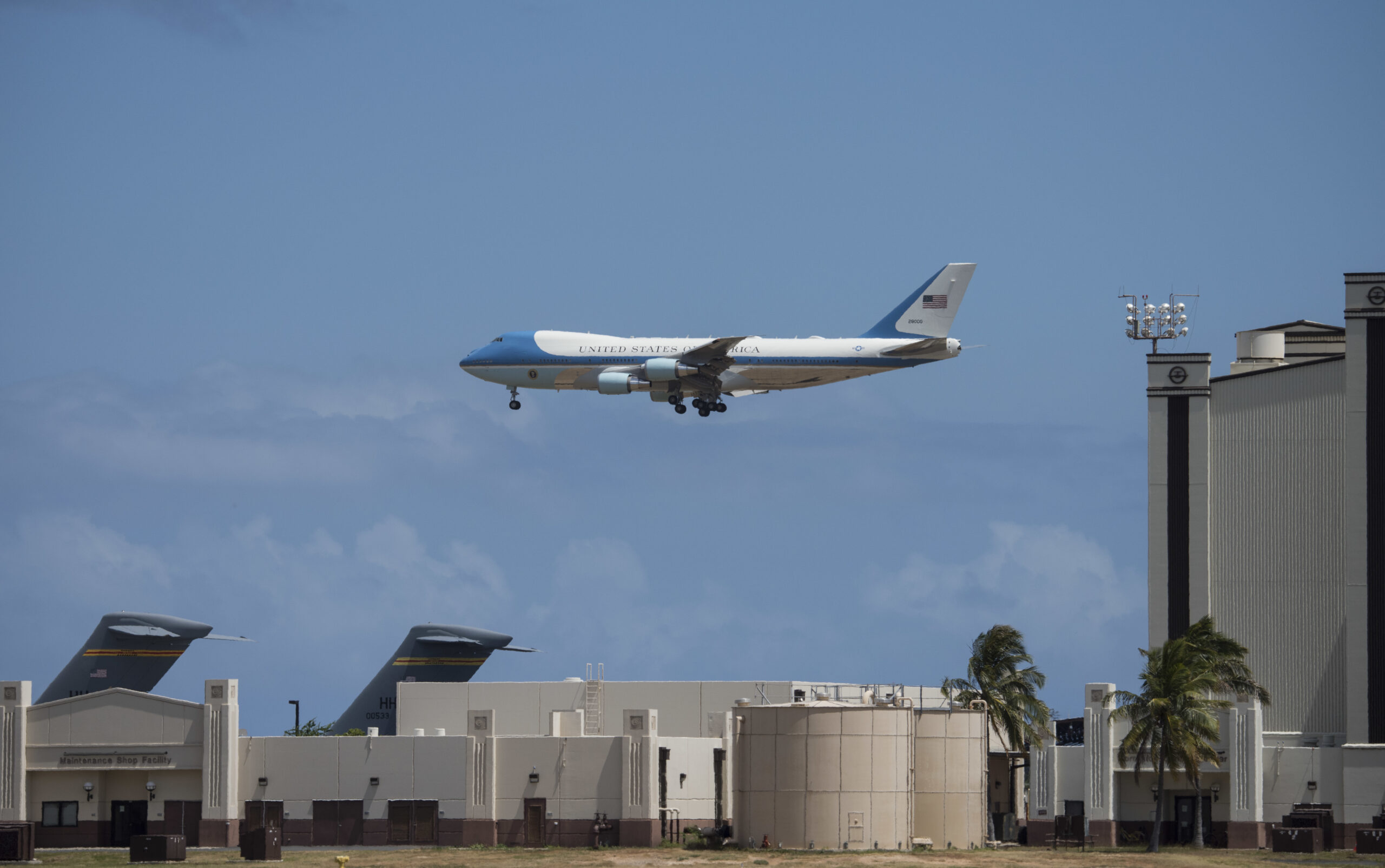 Air Force One refuels