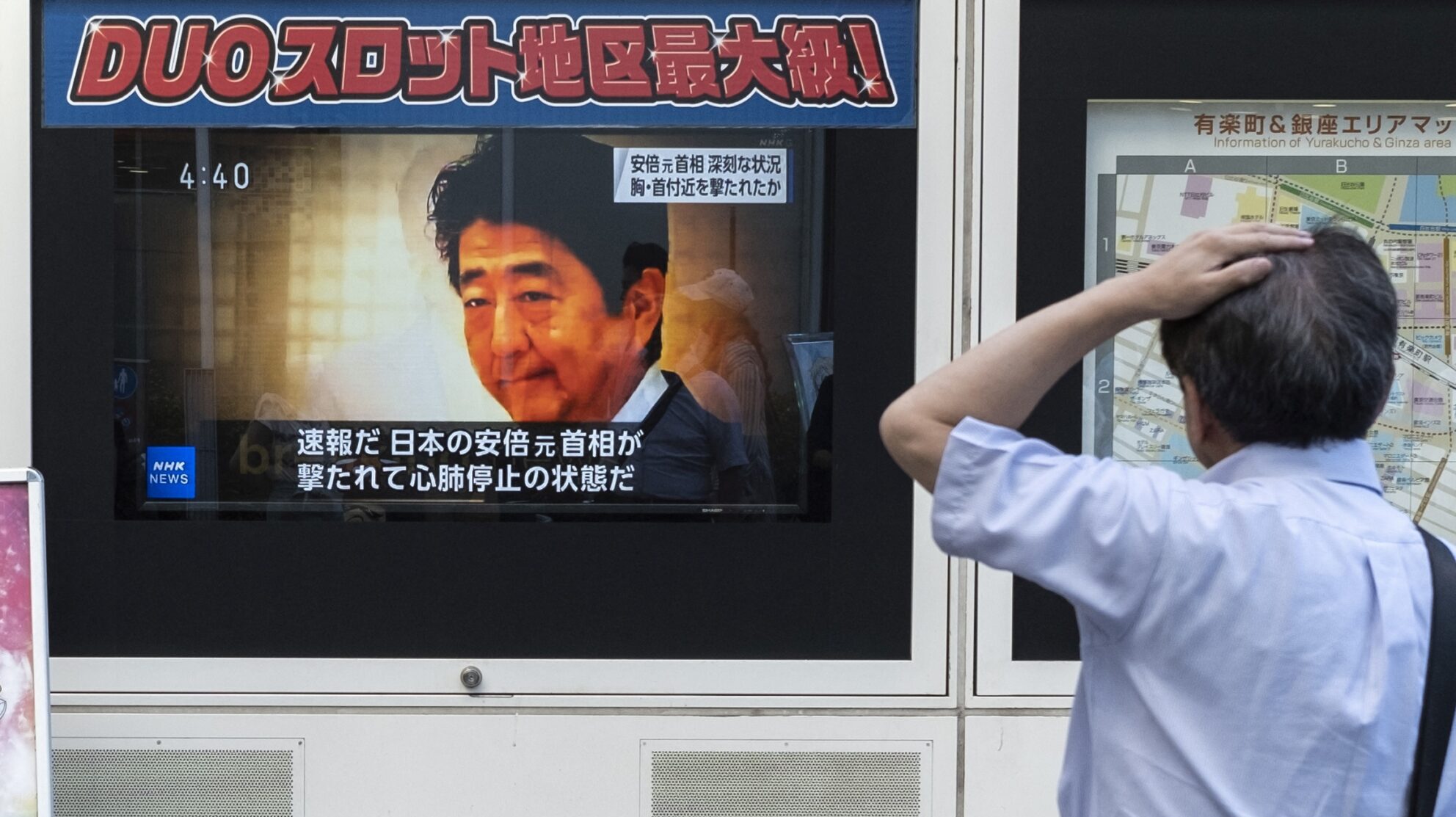 Man sees news of attack on Shinzo Abe on television.