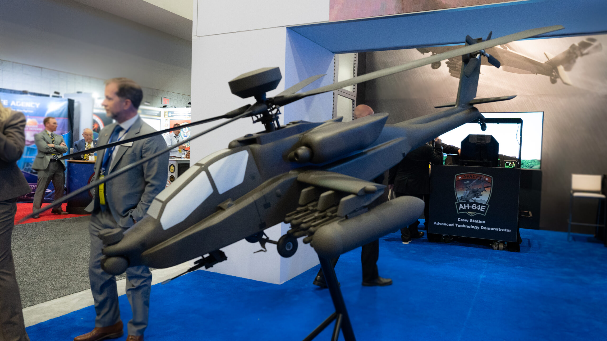 عرض نموذج Boeing Apache AH-64E مؤتمر رابطة الجيش الأمريكي في عام 2022.