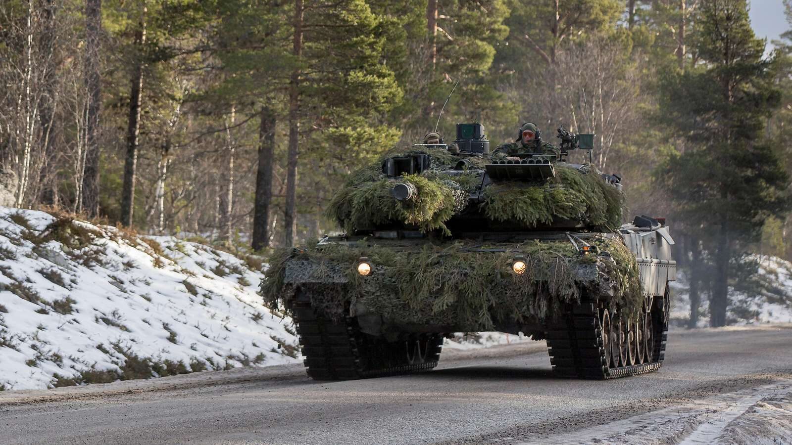 kampfpanzer-leopard-2-auf-strasse