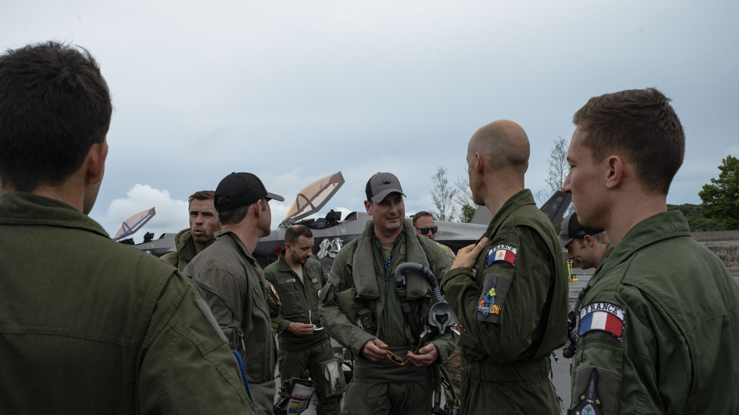 US F-35 and French Rafale pilots on Pilau at Northern Edge 23-2