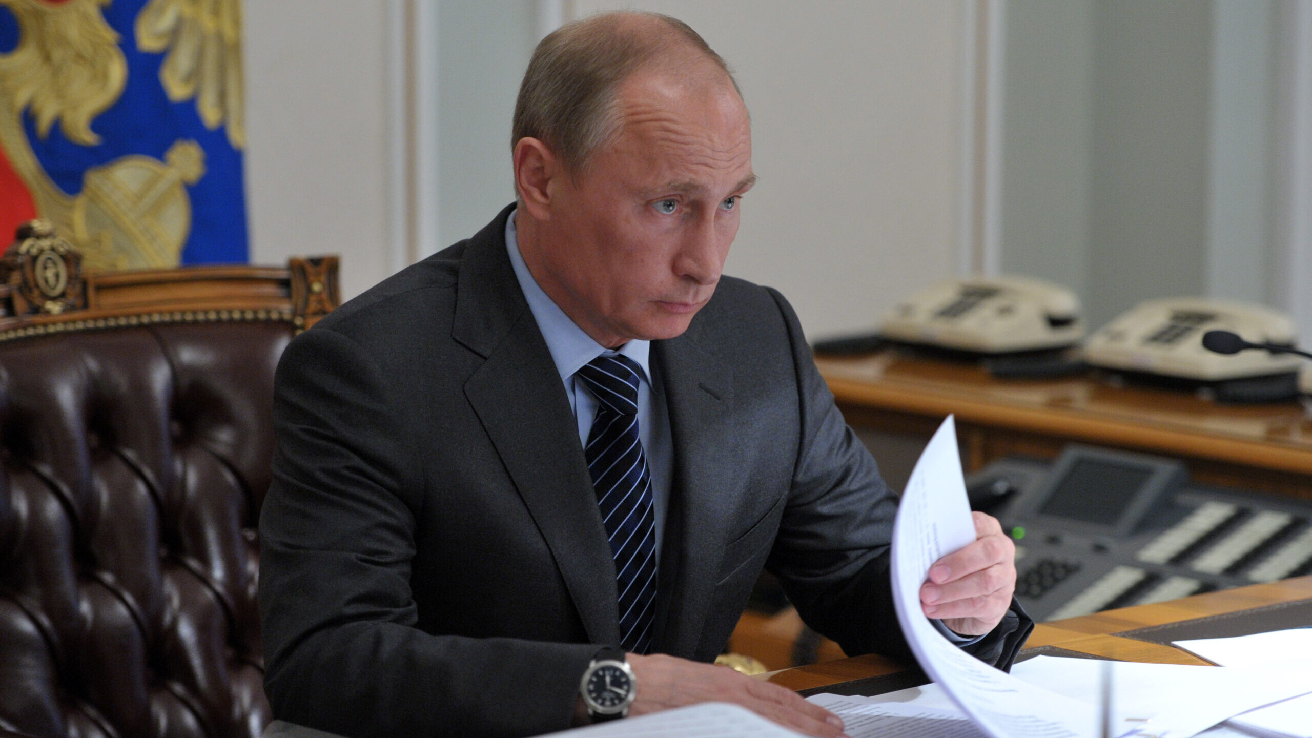 Putin looks at papers