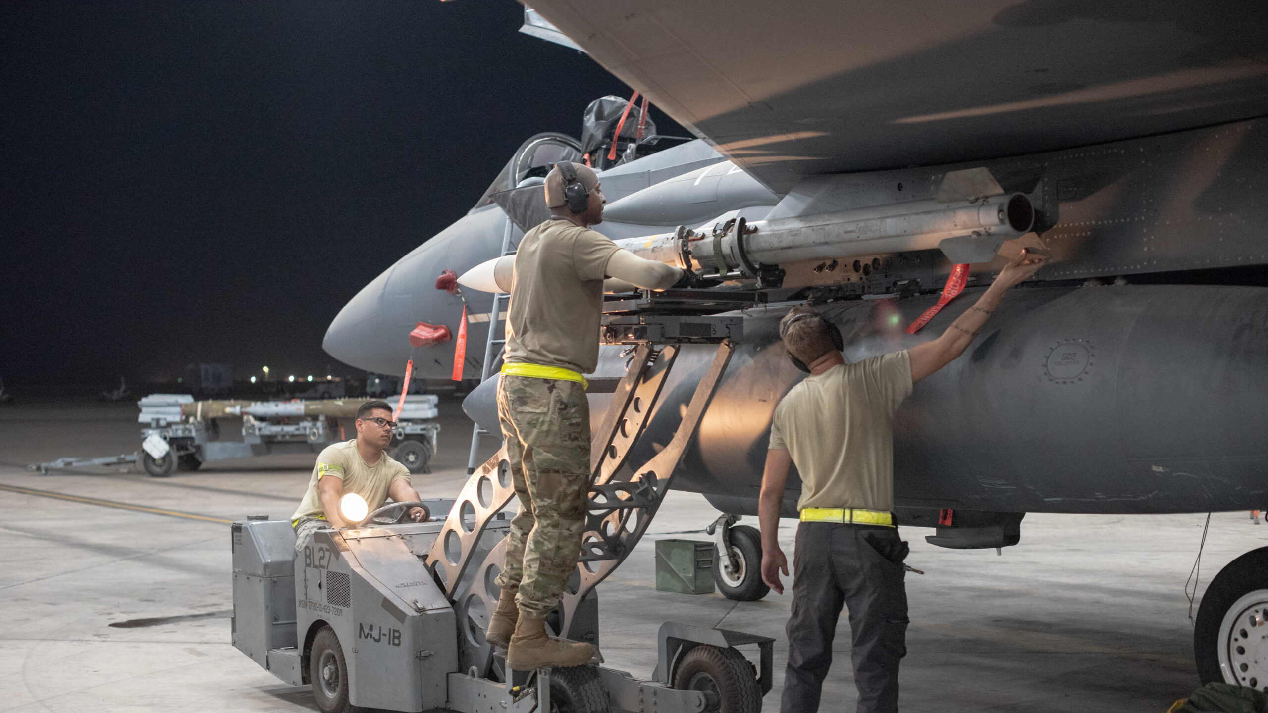 Weapons load crew arms F-15E Strike Eagle