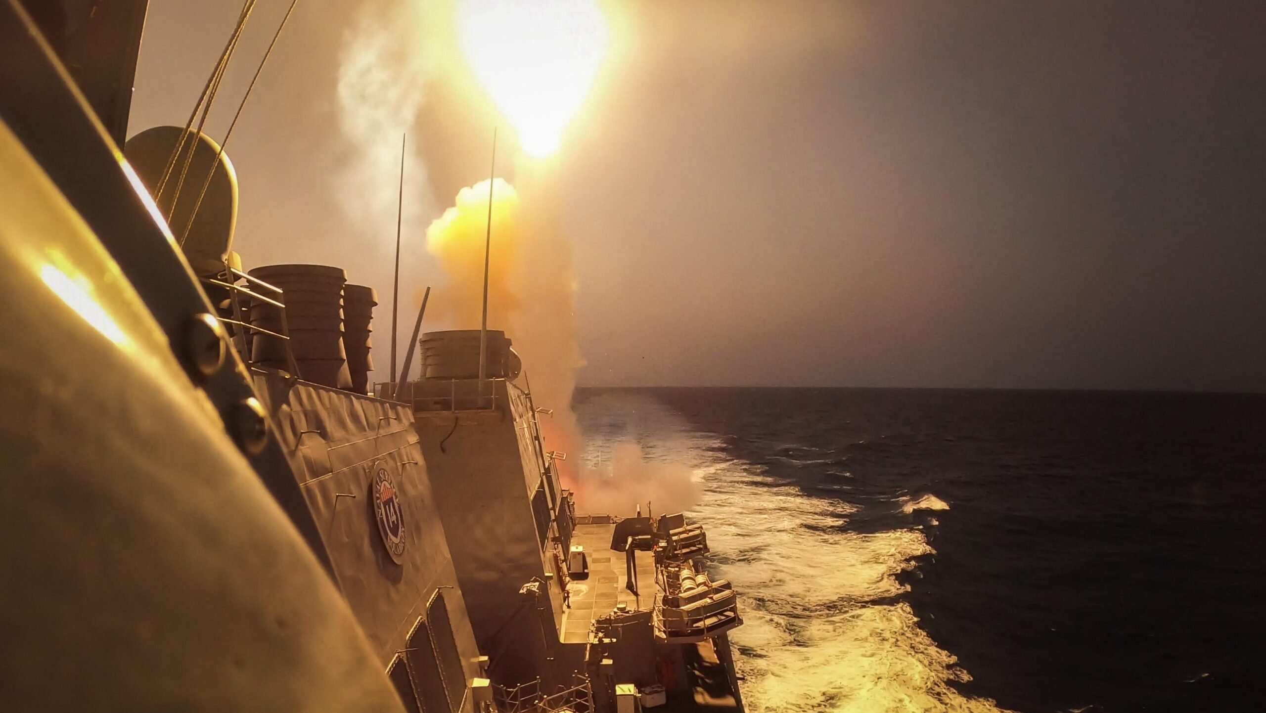 ABD Donanması USS Carney muhribi Kızıldeniz'de Husi hedeflerine karşı ateş açıyor.