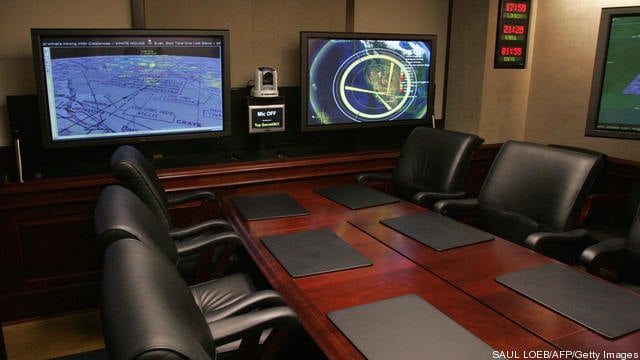 A conference room is shown inside the Si